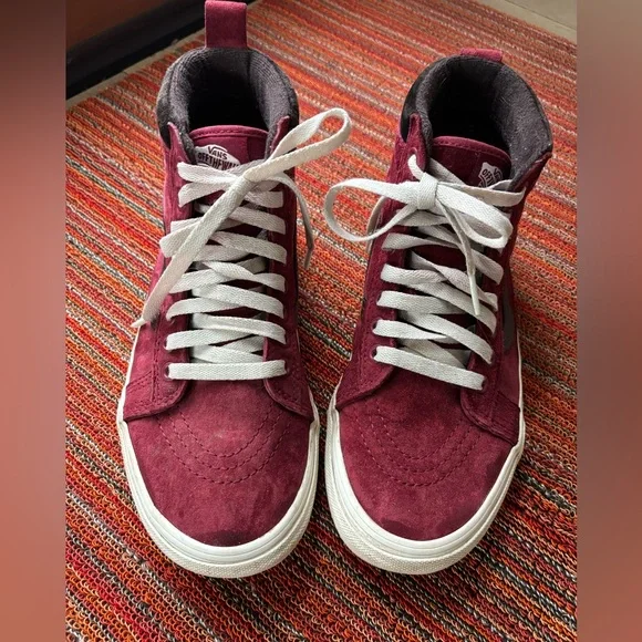 VANS Sk8-Hi Waterproof Insulated Shoe in size 8, red suede with brown trim. - Picture 2 of 7